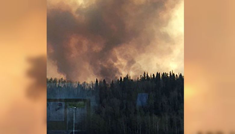 Las autoridades locales dijeron que la orden de evacuación continuaba este miércoles y que los residentes de la zonas afectadas no podrán volver aún a sus hogares por el momento.