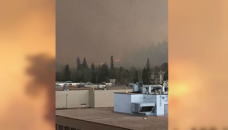 Nueve hidroaviones y 100 bomberos han estado luchando contra las llamas que comenzaron el domingo.