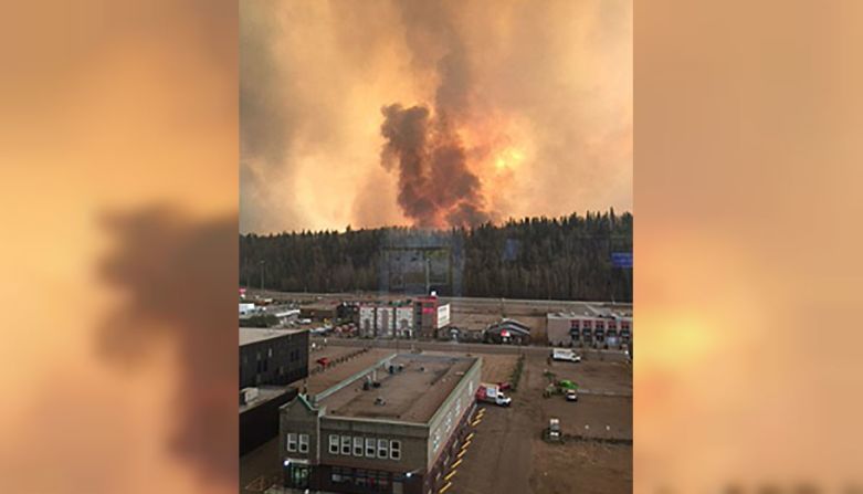 Al menos 100.000 personas de la comunidad de Fort McMurray en Alberta, Canadá, recibieron la orden de evacuar por un feroz incendio que se registró en un área boscosa y que amenaza la población.