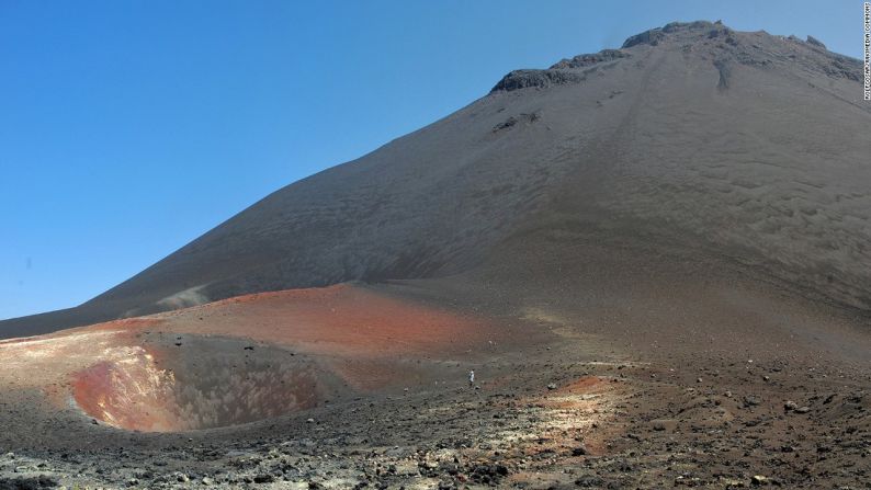 Isla Fogo, Cabo Verde — Isla Fogo es más o menos un gran volcán. A pesar de que aún está activo, 40.000 personas viven allí e incluso cultivan uvas para hacer vino en sus cráteres.