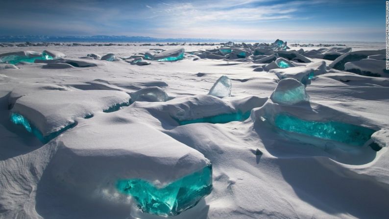 Lago Baikal, Rusia — Congelado casi durante cuatro meses al año, el agua del Lago Baikal es tan limpia que forma bloques de hielo con sorprendentes tonalidades de azul.