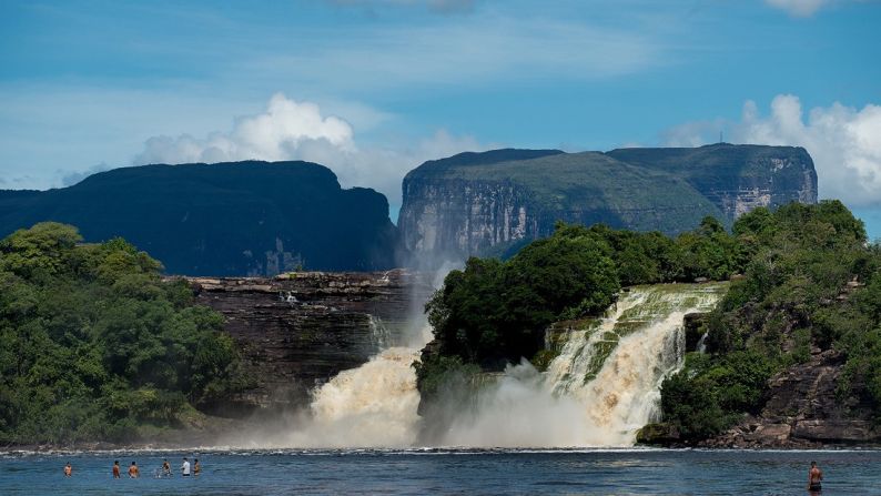 Parque Nacional Canaima, Venezuela — Durante siglos las personas que vivían cerca de las montañas planas del Parque Nacional Canaima temían que este lugar fuera hogar de extrañas criaturas. Y no estaban tan equivocados…