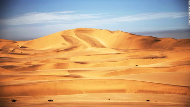 Desierto de Namibia, África —Con sus enormes dunas de arena y cauces de río secos que pasan a través de infinitos paisajes rojos y naranjas, el desierto de Namibia también podría ser un sustituto de Marte para la NASA.