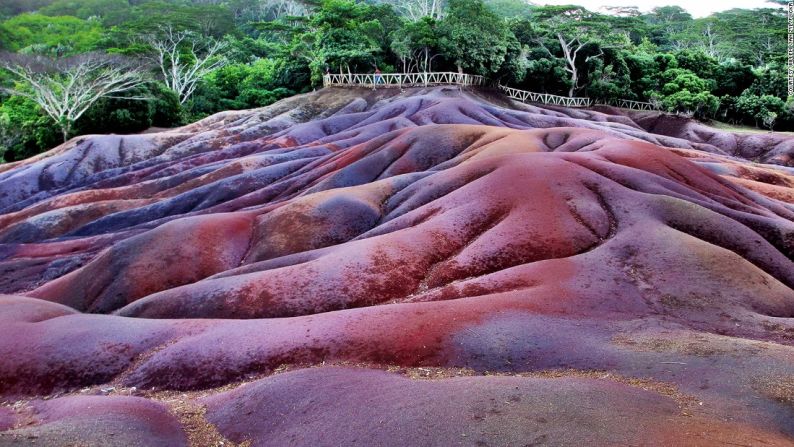 Charamel, Mauricio — Las dunas de arena con rayas de Charamel, Mauricio, están formadas por roca volcánica pero estas aún son un misterio para la comunidad científica.