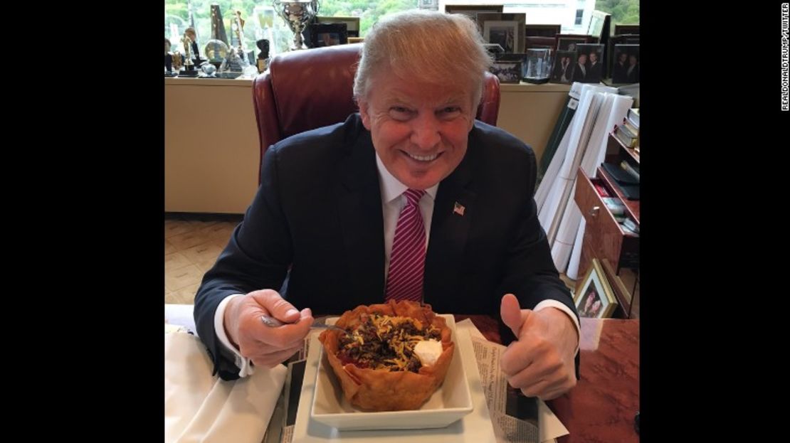 Una de las famosas imágenes de la campaña de Donald Trump, el 5 de mayo comiendo comida mexicana.