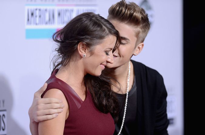 La mamá de Justin Bieber parece ser una de las mujeres favoritas del cantante canadiense pues, además de ser su acompañante en la entrega de los American Music Awards en 2012, Pattie Malette ha sido uno de sus más grandes apoyos y más recientemente la nombró en una de sus canciones, “Love yourself”.