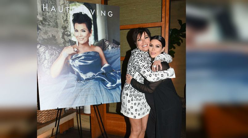 Kris Jenner y su hija Kim Kardashian se abrazan en medio de la celebración por la aparición de Jenner en la revisa Haute Living en Nobu en agosto de 2015.