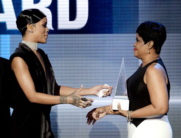 La mamá de Rihanna, Monica Braithwaite Fenty, la acompañó durante la entrega de los American Music Awards en Los Angeles en noviembre de 2014.