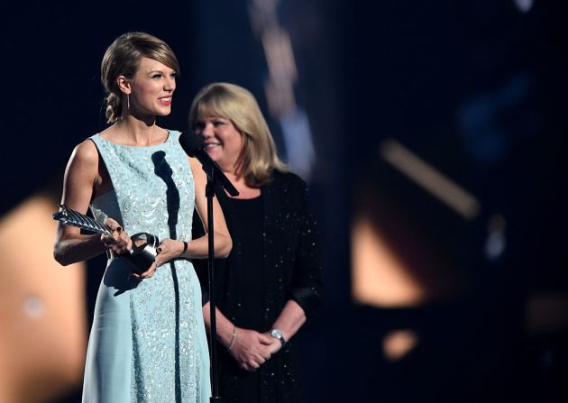 Taylor Swift apareció en tarima junto a su madre Andrea Finlay durante la entrega número 50 de los Country Music Awards en Arlington, Texas el 19 de abril de 2015.