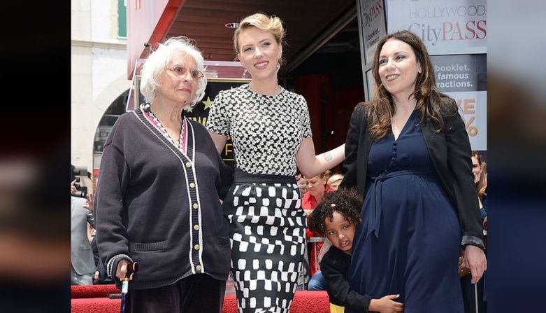 Scarlett Johansson, la actriz de The Avengers, estuvo acompañada en uno de sus momentos más importantes por a su abuela Dorothy Sloan (izquierda), junto a su madre Melanie Sloan y su hermanita menor Fenan Sloan durante un homenaje que le hicieron en el Hall de la fama en Hollywood, California.