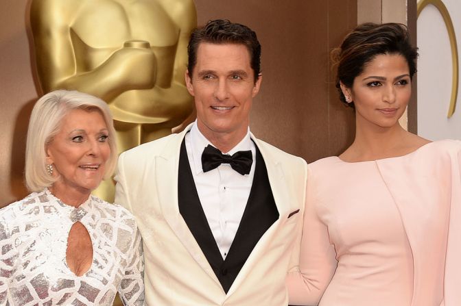 El ganador del Oscar Matthew McConaughey llegó junto a su madre Mary Kathlene (izquierda) y su esposa Camila Alves a la ceremonia de los premios Oscar en Hollywood, California en marzo de 2014.