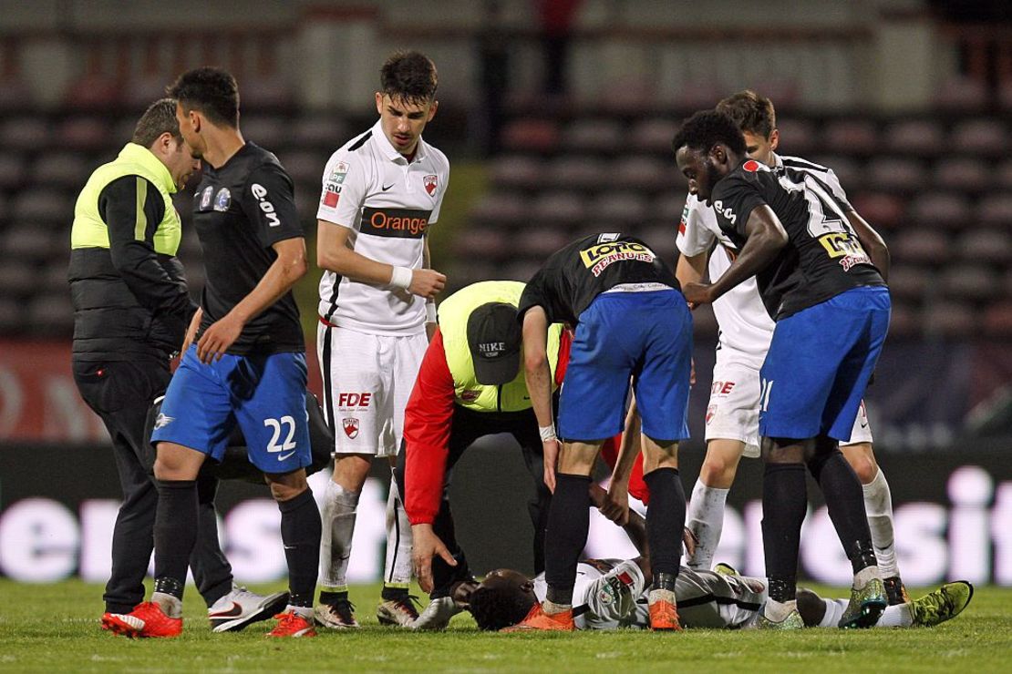 La muerte del camerunés Patrick Ekeng se suma a la de varios jugadores que fallecieron de manera súbita en la cancha. El camerunés, jugador del Dinamo de Bucarest, falleció el 6 de mayo de 2016