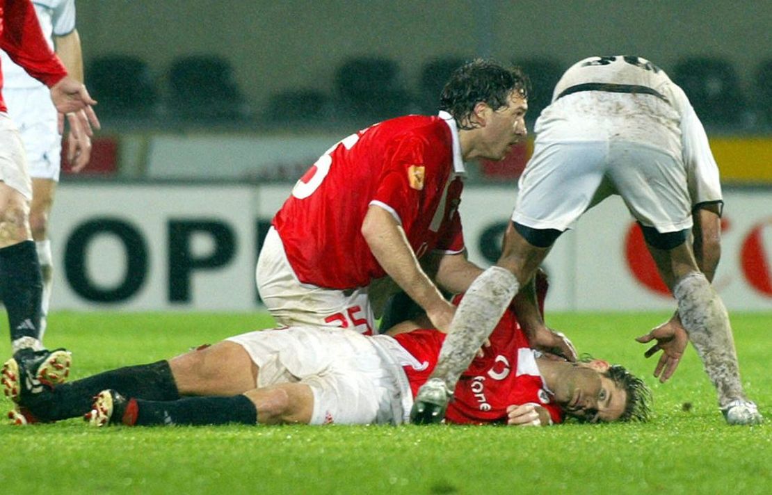 El húngaro Miklos Feher se desplomó en pleno partido y, en esta foto, yace inconsciente en un partido del Benfica contra el Guimaraes el 25 de enero de 2004