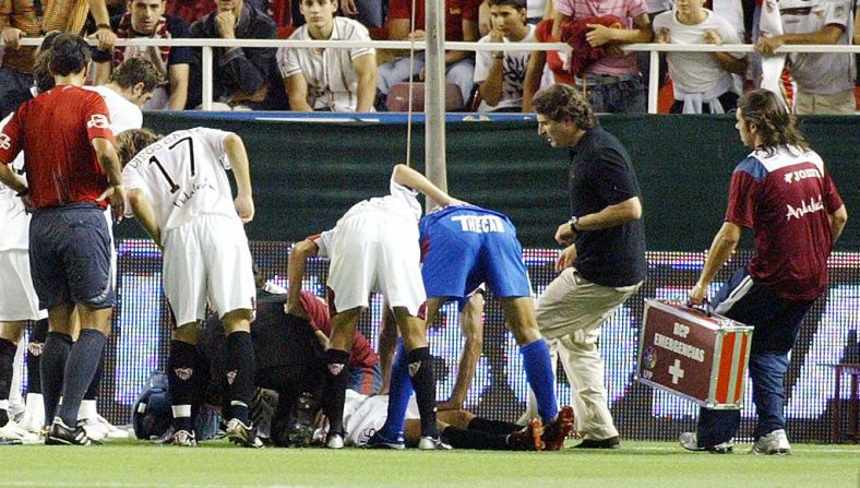 El defensor del Sevilla Antonio Puerta se desplomó en un partido contra el Getafe el 25 de agosto de 2007 y murió tres días después.