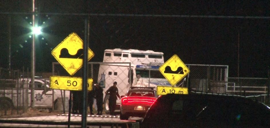 Un pesado vehículo blindado a punto de salir del aeropuerto de Ciudad Juárez, Chihuahua, para trasladar a "El Chapo" al CEFERESO número 9.