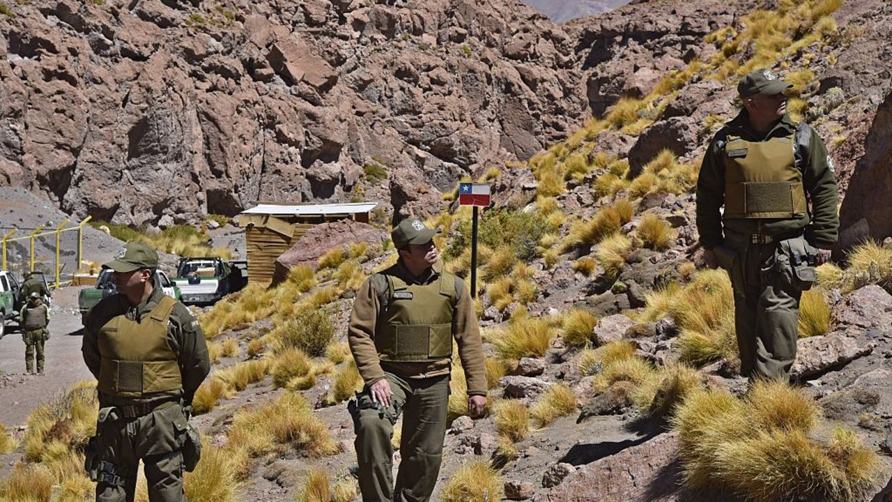 Miembros de la gendarmería chilena vigilando la frontera vistos desde el departamento de Potosí, al suroeste de Bolivia el 29 de marzo de 2016.