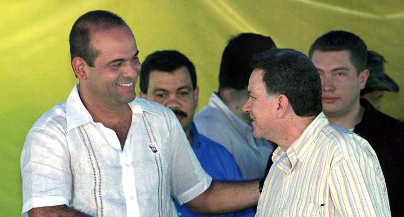 Durante la administración de Álvaro Uribe (2002-2010) el gobierno realizó el proceso de negociación y desmovilización con las Autodefensas Unidas de Colombia (AUC) en Santa Fe de Ralito. En la foto, el líder paramilitar Salvatore Mancusso con el entonces Alto Comisionado de Paz Luis Carlos Restrepoen julio de 2004.
