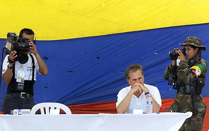 Un momento emblemático en ese fallido proceso de paz con las FARC fue la "silla vacía": el presidente Pastrana sentado solo en una ronda de negociación en la zona desmilitarizada del San Vicente del Caguán a la espera del ausente 'Tirofijo'. El proceso terminó sin éxito en 2002.