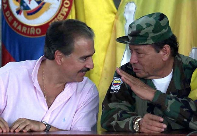 El proceso de paz con las FARC más notable antes del actual fue el que realizó el gobierno de Andrés Pastrana (1998-2002) desde 1998. En la foto, Pastrana con alias 'Tirofijo', jefe máximo de las FARC, en la zona de despeje en 2001.