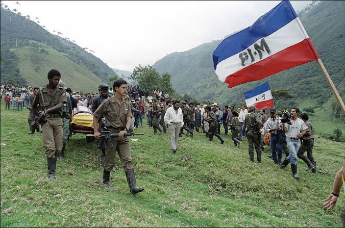 El Movimiento 19 de abril (M-19) —guerrilla conocida por la toma de la embajada de República Dominicana en 1980 y la toma del Palacio de Justicia en 1985— se desmovilizó en 1990 y sus miembros integraron el desaparecido partido Alianza Democrática M19.