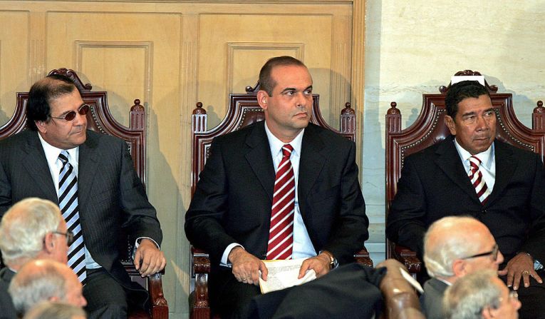 En junio de 2004, los líder Salvatore Mancuso (centro), Ernesto Báez (izquierda) y Ramón Isaza (derecha) asisten al Congreso de Colombia para explicar los alcances del proceso de paz.