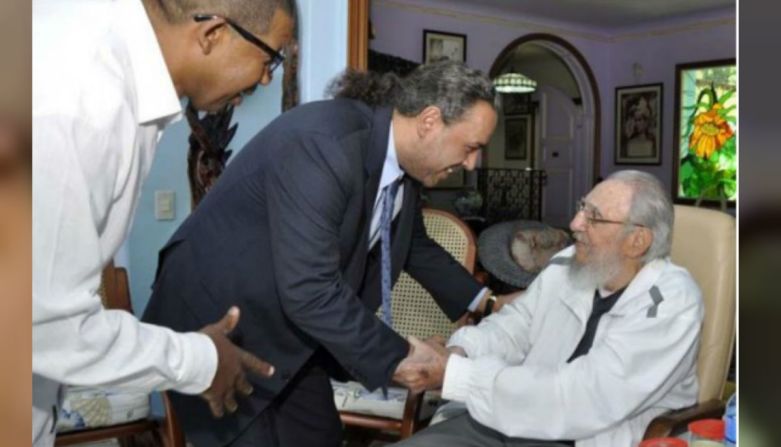 El príncipe Al Fahad Al-Sabah saluda a Fidel Castro en su visita de dos días en La Habana.