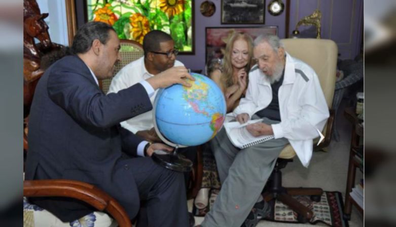 El príncipe Ahmad Al-Fahad Al-Sabah, que también es presidente de la Asociación de Comités Olímpicos Nacionales (ACNO), sostiene un globo terráqueo durante su encuentro con Fidel Castro en La Habana.