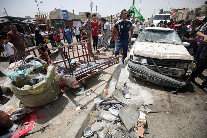 ISIS llevó a cabo un atentado terrorista con un carro bomba en un mercado de Bagdad que produjo al menos 64 muertos y 87 heridos. (AHMAD AL-RUBAYE/AFP/Getty Images).