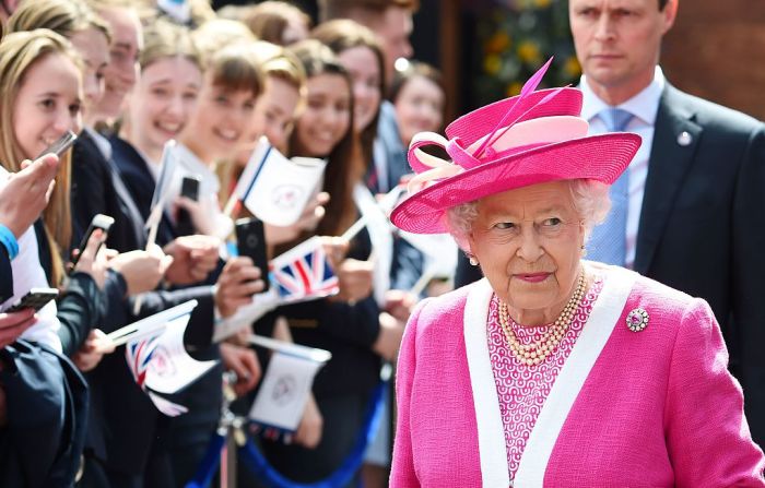 La Reina Isabel II quedó registrada en un video quejándose de la mala educación de los funcionarios chinos durante la visita del presidente de China, Xi Jinping.