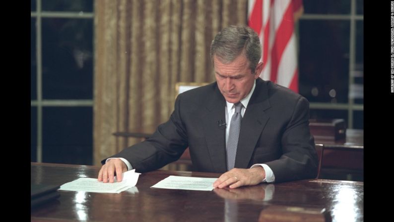 Bush lee sus observaciones antes de su discurso a los estadounidenses por los ataques terroristas del 9/11.