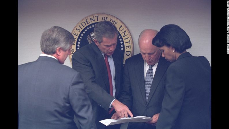 Bush habla con Andrew Card, con el vicepresidente Dick Cheney y la consejera de Seguridad Nacional, Condoleezza Rice en Washington.