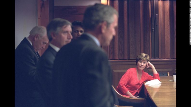 La primera dama Laura Bush escucha a Bush discutir los ataques terroristas con el personal de la Casa Blanca en el Centro de Operaciones de Emergencias del presidente.