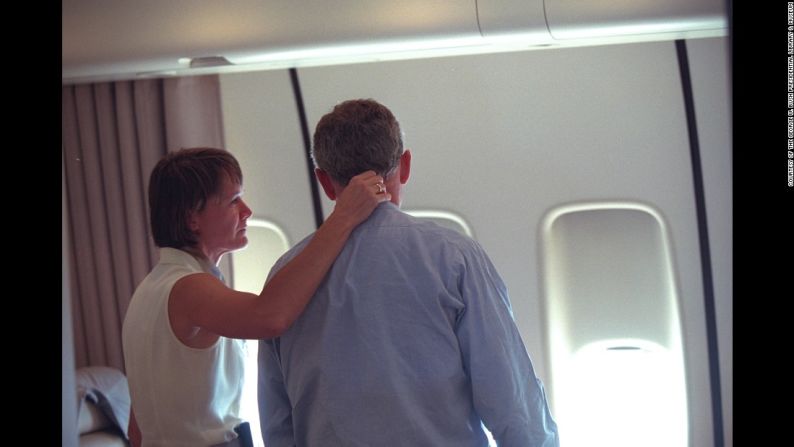A bordo del avión presidencial George W. Bush habla con la coronel Cindy Wright de la Oficina Médica de la Casa Blanca.