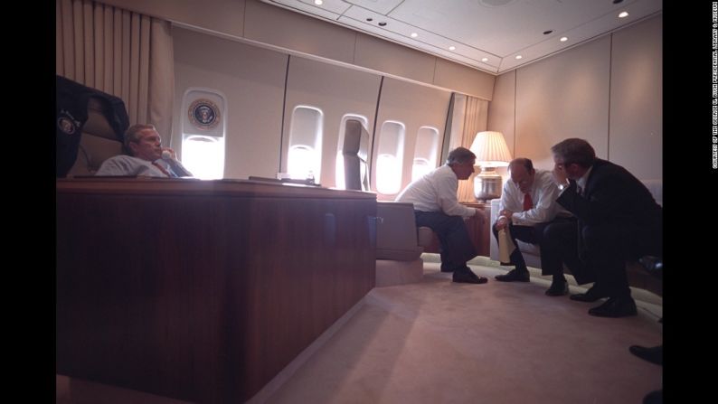 George W. Bush en su oficina del Air Force One junto a otros tres funcionarios como Andrew Card, Ari Fleischer, secretario de prensa de la Casa Blanca y Dan Bartlett, consejero de la Casa Blanca.