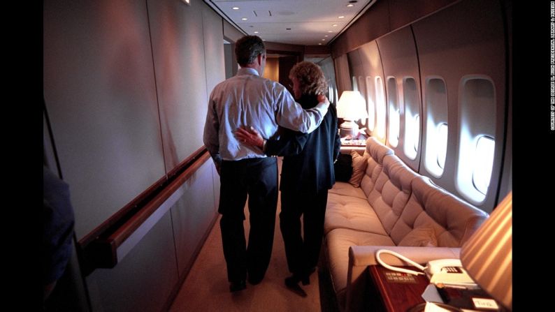 El presidente Bush y la consejera de la Casa Blanca Harriet Miers caminan a través del Air Force One en su ruta hacia Washington.