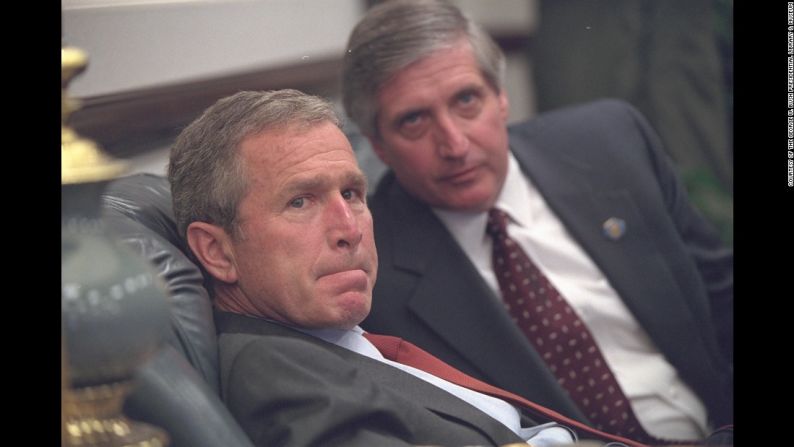 Bush y el jefe de personal de la Casa Blanca Andrew Card hablan en privado al llegar a la Base Aérea de Barksdale.