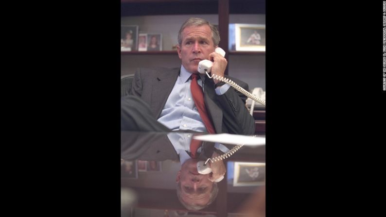 Bush habla por teléfono a la Base Aérea de Barkslade, en Louisiana sobre los atentados terroristas en Nueva York que fueron perpetrados por Al Qaeda, en cabeza de Osama Bin Laden.
