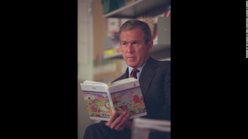Bush escucha a los estudiantes leer durante una visita a la escuela primaria Emma E. Booker.