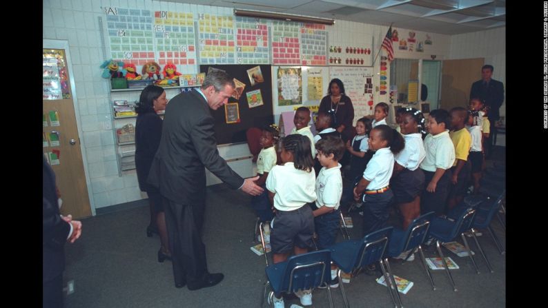 El entonces presidente de Estados Unidos, George W. Bush, saluda a los estudiantes en su visita a una escuela elemental de Sarasota, Florida, el 11 de septiembre de 2001. Fue aquí donde Bush se enteró de los ataques terroristas en Nueva York. Estas fotografías, tomadas por Eric Draper, exfotógrafo de la Casa Blanca, fueron publicadas recientemente por la Biblioteca y Museo presidencial George W. Bush.