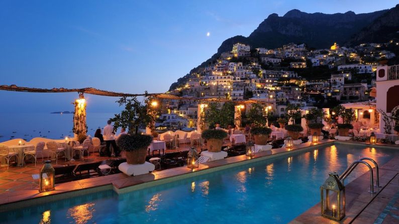 Le Sirenuse, Positano (Costa de Amalfi, Italia) — Este hotel en la costa de Amalfi es legendaria tanto por sus famosos invitados —como el escritor estadounidense John Steinbeck— como por esta maravillosa vista sobre la piscina con vista al Mar Tirreno.