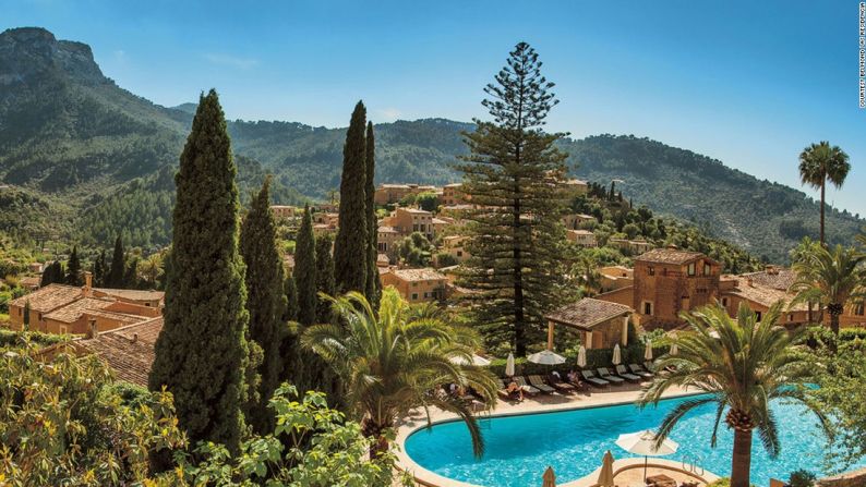 Belmond La Residencia (Mallorca, España) — Hecha de varias casas del siglo XVI, las 67 habitaciones del hotel Belmond La Residencia están decoradas con el estilo tradicional de la Mallorca con pisos de baldosas color terracota y camas con dosel y tallados a mano.