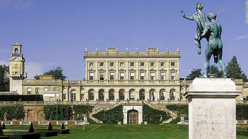 Cliveden House (Berkshire, Inglaterra) — Construido en 1850, el Cliveden House se siente más como una gran casa privada que como un hotel. Sólo tiene 38 habitaciones y suites, cada una bautizada con el nombre de algunas de las personas que habitaron esta casa en el pasado.