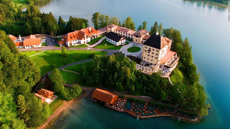 Schloss Fuschl (Fuschlsee-Salzburg, Austria) — Este pabellón de caza está situado a las orillas del Lago Fuschl, donde el resort tiene un muelle privado desde el que se puede hacer un viaje en un bote de madera.