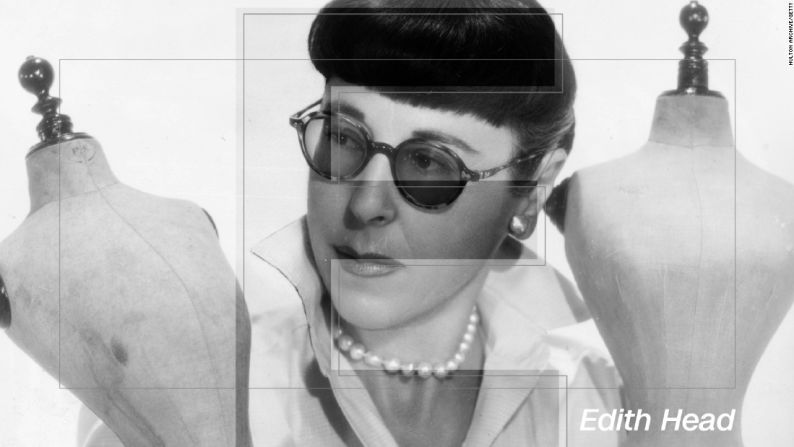 Edith Head: La indisputable reina del diseño de vestuario fue nominada a 35 Premios de la Academia, 8 de los cuales se llevó a su casa. Su carrera cinematográfica incluye colaboraciones con Alfred Hitchcock (en ‘Vertigo’ y’ en ‘The Man Who Knew Too Much’), y una alianza inquietante con Hubert de Givenchy. Ambos crearon el vestuario de Audrey Hepburn para ‘Breakfast at Tiffany’s’. Pero fue la polémica que rodeó a ‘Sabrina’ lo que hace recordar la relación entre Edith y Hubert. Hepburn vistió diseños de Givenchy a lo largo de la película, sin embargo, Head se llevó el Oscar al Mejor diseño de vestuario.