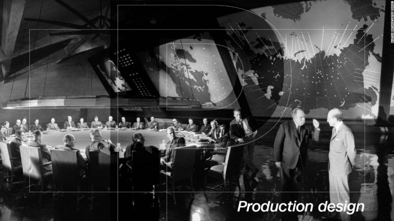 Producción: el arte del diseño de producción es un bien preciado en la actualidad, en una industria dominada por el CGI. Es difícil imaginar como se vería una versión generada por computadora de la sala de mando de Ken Adam en 'Dr. Strangelove’, por suerte no tenemos que hacerlo. El set representa todas las maravillosas cualidades de la película de Kubrick: una sátira enorme, absurda y mordaz de la naturaleza intensa de la política durante la Guerra Fría.