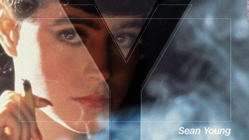 Sean Young: La actriz que interpretó a Rachel en ‘Blade Runner’ fue un sueño para los diseñadores de vestuario, y con ella, Michael Kaplan evocó la dramática confección de vestuario de la década de los cuarenta, junto a las hombreras y diseños audaces de pieles, hechos a partir de hilos metálicos. Con un pie en el oscuro pasado y otro en el futuro, la aparición de Young en la película dio pistas de la naturaleza real de Rachel, una réplica robótica que la llevó a pensar que era humana.