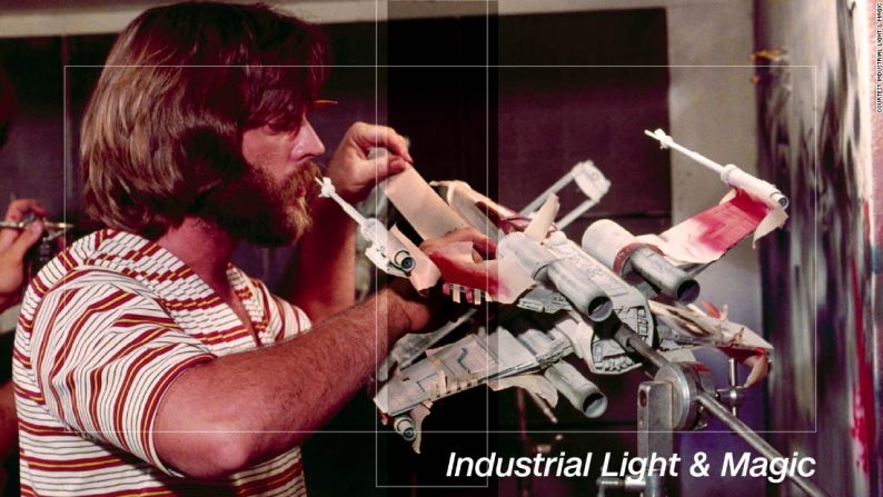 Industrial Light & Magic: Hasta los que odian ‘Star Wars’ –existen, lo sabemos– no pueden negar que la ópera prima espacial creo un subproducto: Industrial Light & Magic. Fundada por George Lucas en 1975, la compañía es responsable de algunos de los mejores efectos que nos deleitan en la gran pantalla. Desde ‘Indiana Jones’ a ‘Harry Potter’, de ‘Jurassic Park’ al universo cinematográfico de Marvel, hay pocos efectos de CGI en los que IL&M no haya estado involucrado. Y quizás por eso mismo, el empleado más antiguo de esta compañía y su actual supervisor de efectos especiales, Dennis Muren, es la persona –aún viva– que tiene más Oscars que nadie: un total de nueve estatuillas.