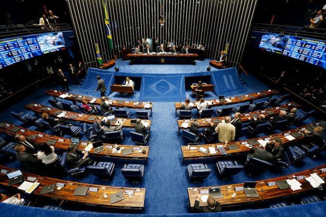 Dentro, los senadores debatían sobre el proceso (Igo Estrela/Getty Images).