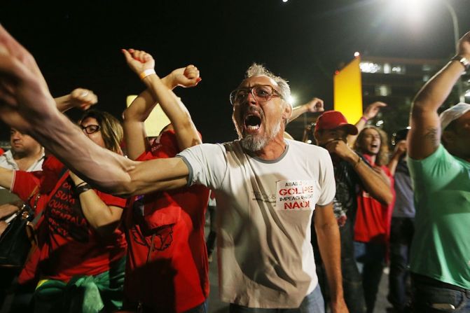 Simpatizantes de Dilma Rousseff se concentraron frente al Congreso brasileño, mostrando su rechazo al proceso de juicio político.