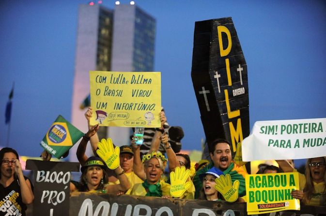 Detractores de Rousseff también se concentraron frente al Congreso.